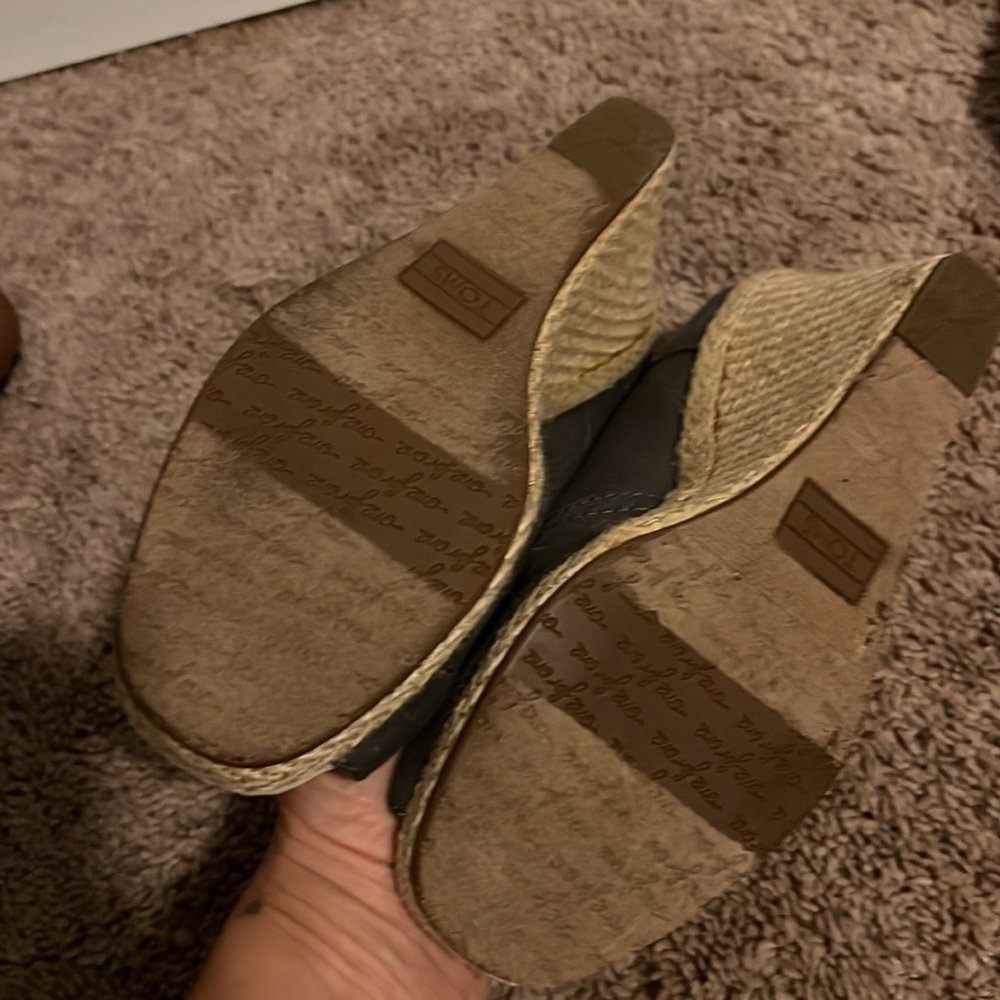 Toms - Picture 2 of 3